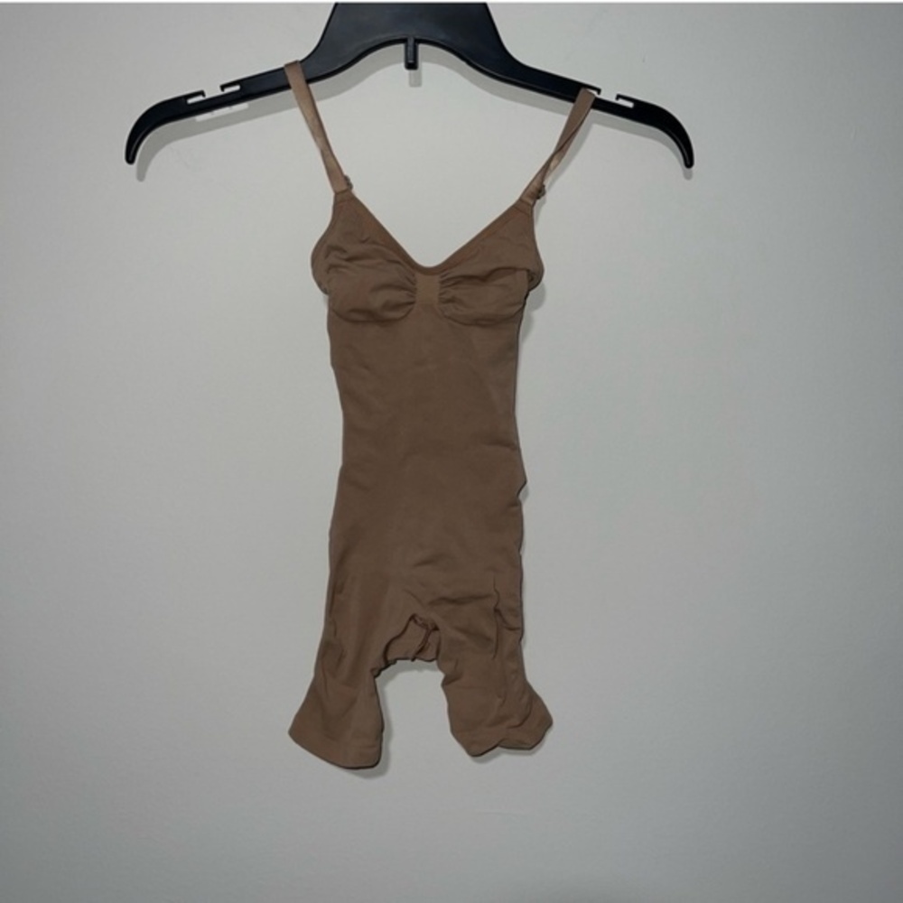 SKIMS SEAMLESS SCULPT MID THIGH BODYSUIT SIENNA NUDE XXS